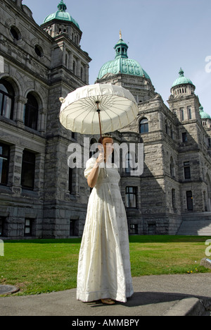 Attore raffigurante la regina Victoria esternamente agli edifici del Parlamento assemblea legislativa Victoria British Columbia BC Canada Foto Stock