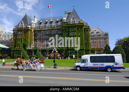 Tour Bus Bus Bus davanti del Fairmont Empress Hotel Victoria British Columbia BC Canada motel lodge alloggi travel v Foto Stock