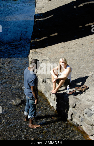 Razza mista giovane conversando americano africano bianco caucasico diversità nero unità amore romanticismo etnicità etnico razziale di gara Foto Stock