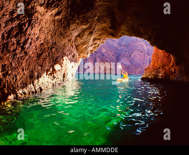 Fare kayak in grotta dello smeraldo del fiume Colorado, Black Canyon, Arizona Foto Stock