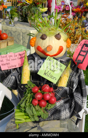 Arte vegetale con uno spaventapasseri realizzato da vari ortaggi di giardino Foto Stock