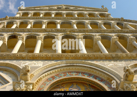 Vista del Duomo di Pisa portici romanici sulla facciata del Duomo. Piazza del Miracoli Pisa Italia Foto Stock