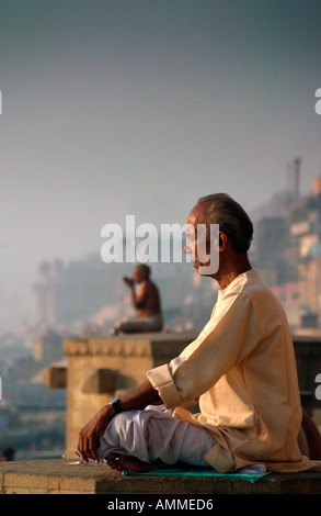 Due uomini pregare presso il gange varanasi Foto Stock