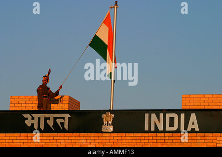 La cerimonia di chiusura presso la Indiana confine pakistano Foto Stock