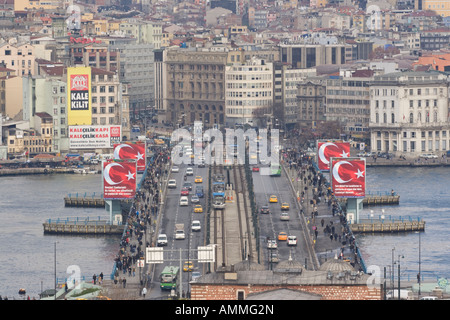 Galata Bridge crossing the Golden Horn visto da Eminonu verso Karakoy Foto Stock