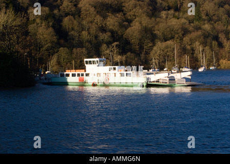 Il Ferry Boat Mallard attraversato il lago Windermere a Crow Holme vicino a Bowness Parco Nazionale del Distretto dei Laghi Cumbria Inghilterra England Regno Unito Foto Stock