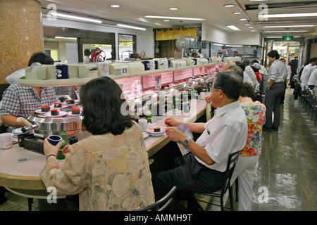 La gente a Tokyo la stazione della metropolitana nel sushi bar Foto Stock