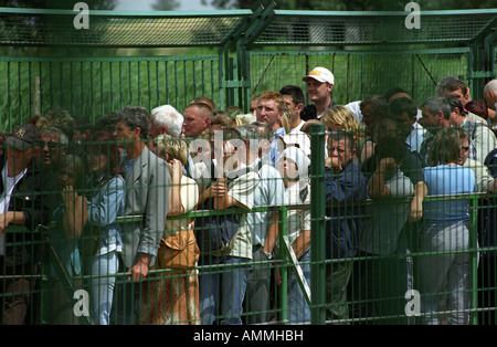 Persone in attesa alla Polish-Ukrainian border crossing, Medyka, Polonia Foto Stock