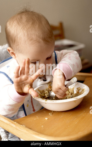 7 mesi ragazza stessa alimentazione Foto Stock