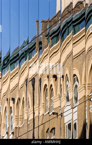 Battle Bridge Lane, riflessione di fieno la Galleria in 6 More London Place Foto Stock