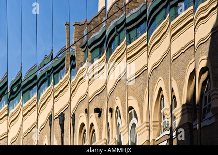 Battle Bridge Lane, riflessione di fieno la Galleria in 6 More London Place Foto Stock