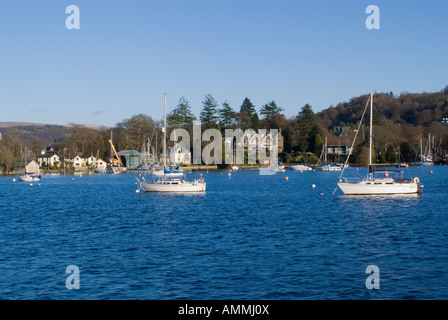 Yacht e Barche a motore ormeggiato sul Lago di Windermere Parco Nazionale del Distretto dei Laghi Cumbria Inghilterra England Regno Unito Regno Unito Foto Stock