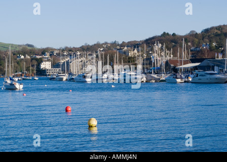 Yacht e Barche a motore ormeggiato sul Lago di Windermere Parco Nazionale del Distretto dei Laghi Cumbria Inghilterra England Regno Unito Regno Unito Foto Stock