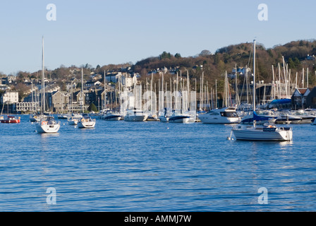 Yacht e Barche a motore ormeggiato sul Lago di Windermere Parco Nazionale del Distretto dei Laghi Cumbria Inghilterra England Regno Unito Regno Unito Foto Stock