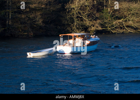 Vecchio motorino la crociera in barca e gommone ormeggiato sul Lago di Windermere Parco Nazionale del Distretto dei Laghi Cumbria Inghilterra England Regno Unito Regno Unito Foto Stock