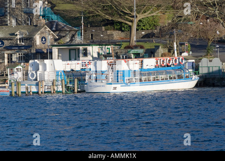 Il passeggero Ferry Boat Pier a Ambleside con Cafe Lago di Windermere Parco Nazionale del Distretto dei Laghi Cumbria Inghilterra England Regno Unito Foto Stock