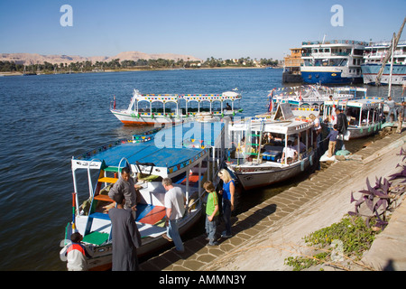 I turisti di salire a bordo della flotta di piccole abbastanza imbarcazioni da diporto per una gita sul fiume Nilo a Luxor in Egitto Foto Stock