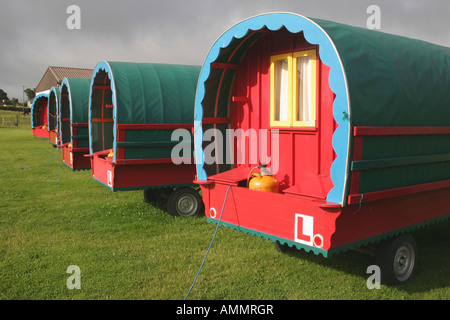 Fila di Gypsy Caravan in affitto in Belcarra, County Mayo, Irlanda Foto Stock