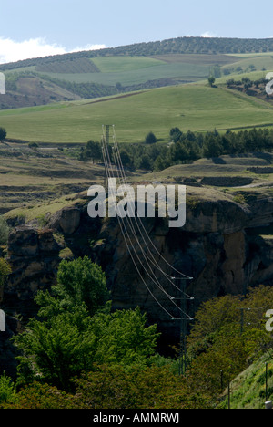 Cavi elettrici di potenza che coprono una gola nella Spagna meridionale Foto Stock