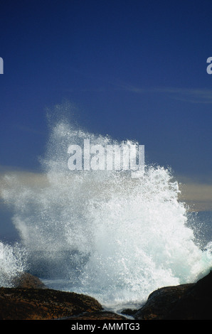 Onde che si infrangono sulla riva, Oceano Atlantico, Namaqualand, Sud Africa Foto Stock