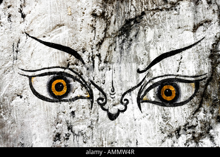 Gli occhi di Guru Rimpoche (Padmasambhava) dipinta su una grotta sulla strada di Bumthang, Bhutan Foto Stock