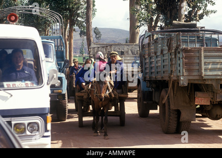 Cavallo e carrelli carrelli di sorpasso in ingorghi di traffico a Dali della provincia dello Yunnan Repubblica Popolare di Cina Foto Stock