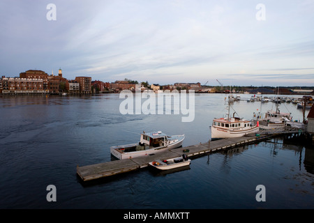 Portsmouth e il fiume Piscataqua New Hampshire mentre le barche in primo piano sono in Kittery Maine USA Foto Stock