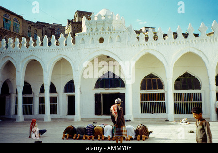 Djibla Yemen uomini che pregano nel cortile presso la Moschea della Regina Arwa Foto Stock