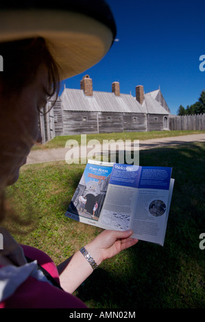 Per turisti in cerca di un opuscolo al di fuori del Port Royal National Historic Site, Baia di Fundy, Nova Scotia, Canada Foto Stock