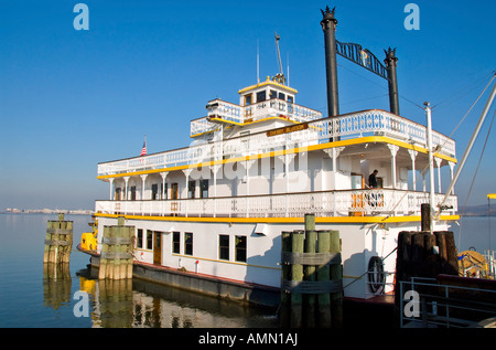 In vecchio stile paddle wheeler sul fiume Potomac in Alexandria, Virginia, con Washington DC in background Foto Stock