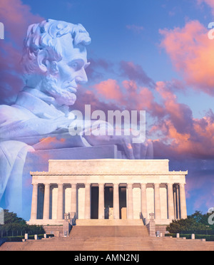 Altered digitalmente vista composita del Lincoln Memorial, statua di Abraham Lincoln e la bandiera americana Foto Stock