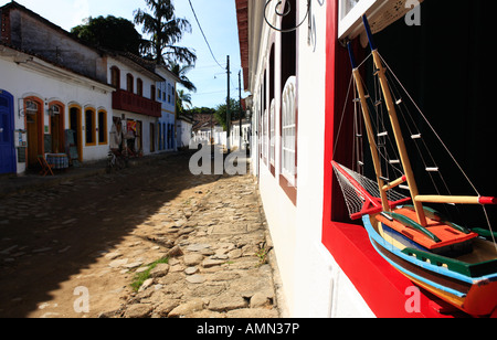 Modello di barca a una finestra della bella coloniale portoghese tipica città di parati in stato di Rio de Janeiro in Brasile Foto Stock