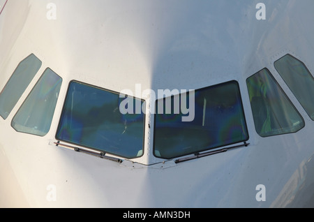 Aereo commerciale cockpit windows. Aviazione civile e trasporto aereo. Foto Stock