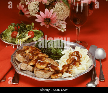 La cena impostazione tabella piastra pweter rosso fiori di vetro del vino Foto Stock