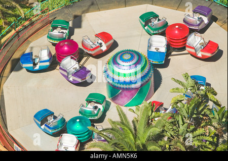 Vista in elevazione delle colorate di carnevale corse in auto a Durban in Sud Africa Foto Stock