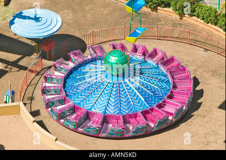 Vista in elevazione delle colorate di carnevale corse in auto a Durban in Sud Africa Foto Stock