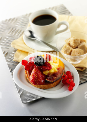Caffè espresso, con ribes rosso e fragole crema pasticcera tart pasticceria in un cafè con tazza di caffè Foto Stock