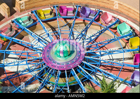 Vista in elevazione delle colorate di carnevale corse in auto a Durban in Sud Africa Foto Stock