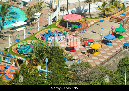 Vista in elevazione del vivacemente colorato carnevale giostre a Durban in Sud Africa Foto Stock