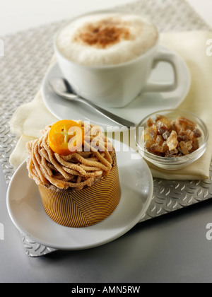 Il Cappuccino il caffè e la Torta di castagne. Uno sfondo morbido Foto Stock