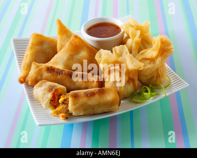 Antipasti cinesi fritti gamberi impanati involtini primavera dim sum e samosa Foto Stock