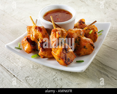 Bastoncini di satay di pollo serviti su un piatto con una salsa di salsa al peperoncino Foto Stock