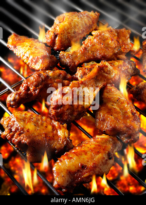 Barbecue con carboni ardenti e ALI DI POLLO PICCANTI Foto Stock