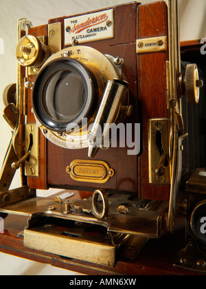 Sanderson tropical Metà piastra in legno fotocamera vista ravvicinata di una lente e otturatore Foto Stock