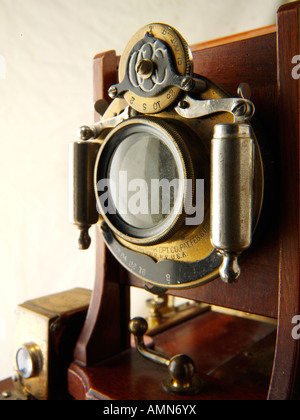 Secolo Metà piastra in legno fotocamera vista ravvicinata di una lente e otturatore Foto Stock