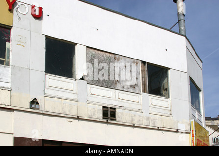 Saliti fino e abbandonata parte del grande edificio di fronte al mare a Scarborough. Foto Stock