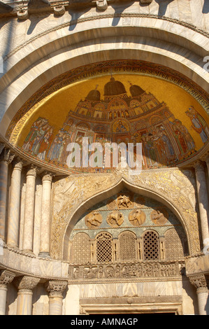 Venezia, Italia. Dettagliato intaglio e colonna di marmo sulla facciata di San Marco la Basilica. Foto Stock