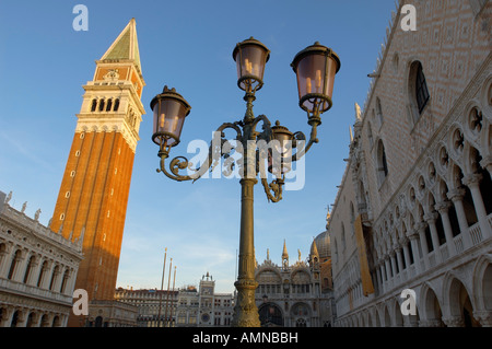 Venezia Italia. Piazza San Marco con il Palazzo del Doge Basilica e Campinale. Foto Stock