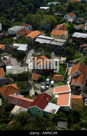 Vista della moschea e case da Budva Old Town, Montenegro Foto Stock