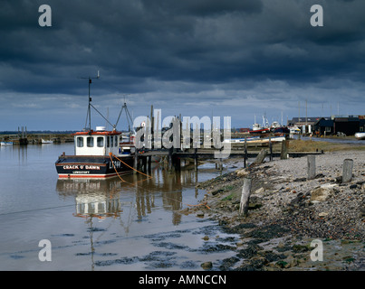 Barche da pesca ormeggiate sul pontile southwold, suffolk Foto Stock